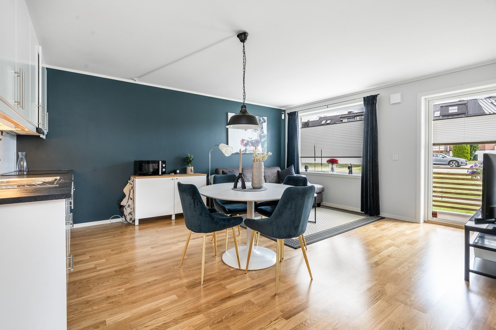 Stuen har store vindusflater som slipper godt med lys inn. Galleribilde
