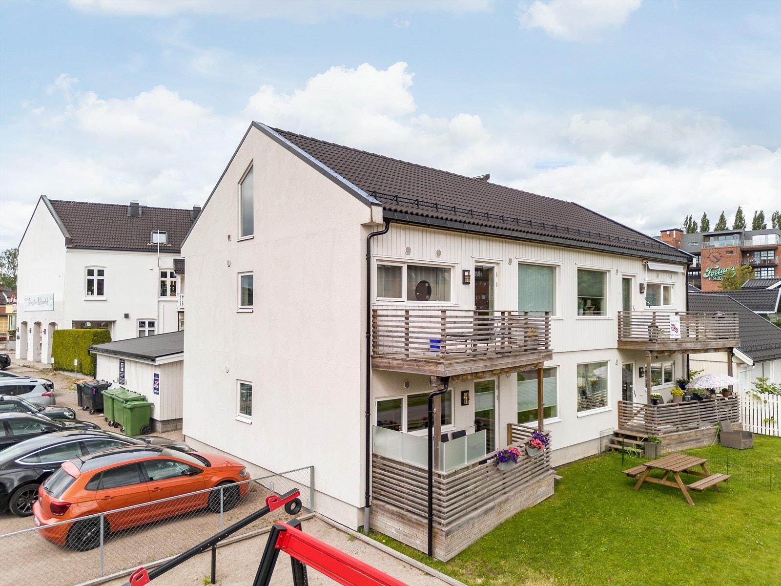 Felles parkeringsplass. Galleribilde