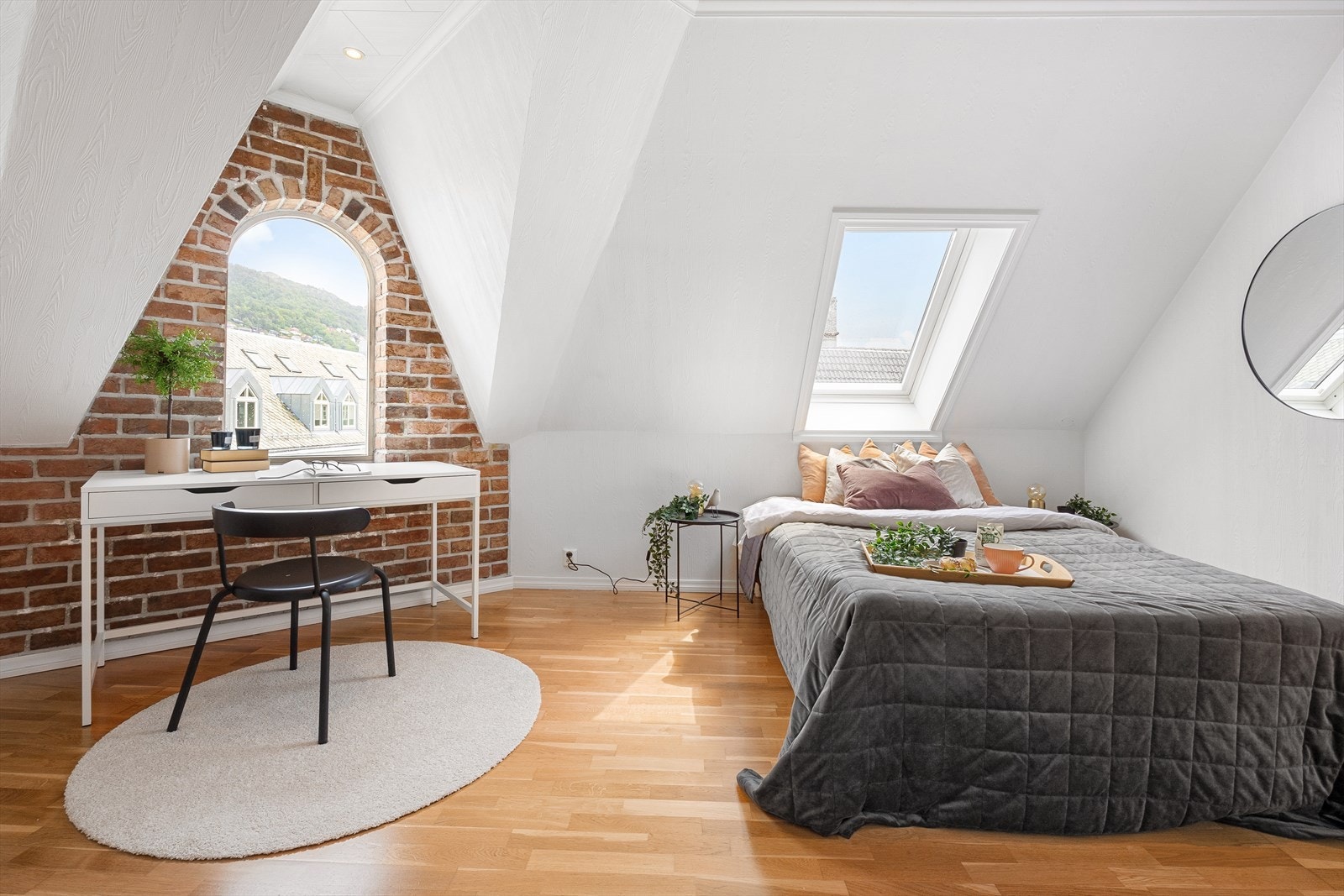 Rommet er ellers lyst og luftig, med parkett på gulv og malt tapet samt teglsteinsvegger. Galleribilde