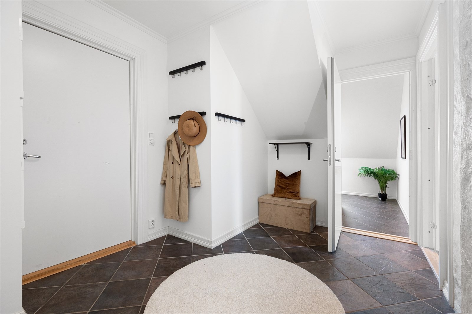 Her er det rikelig med plass til oppbevaring av ytterklær og plassering av sko. Galleribilde