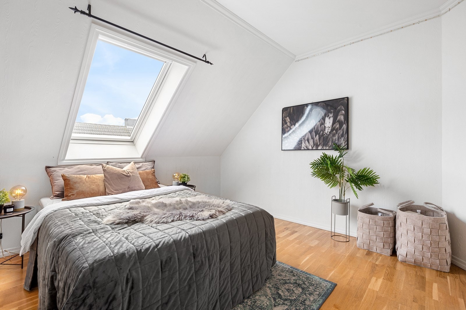 Her er det god plass til både dobbeltseng, garderobe og annen ønskelig møblering. Galleribilde