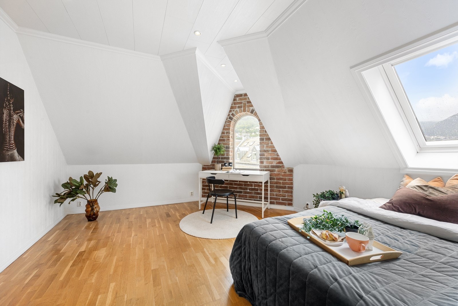 Leiligheten har 3 store soverom. Hovedsoverommet måler hele 15,9m² og har god plass til både dobbelseng, garderobe og annen ønskelig møblering. Galleribilde