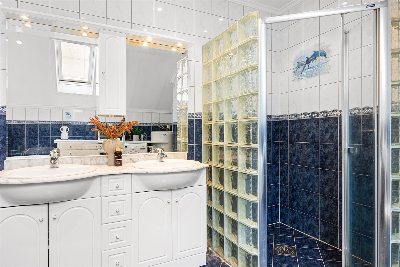 Badet har godt med plass for oppbevaring og måler 12,5m². Galleribilde