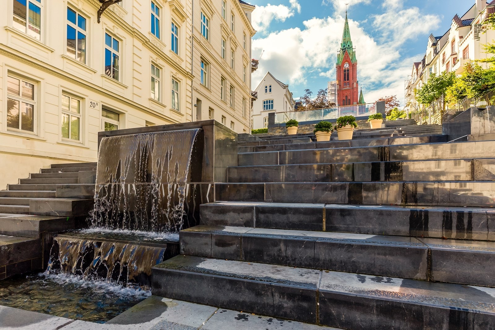 Det er kun et par minutters gange til Fisketorget, Torgallmenningen Bryggen og de fleste av byens fasiliteter. Galleribilde