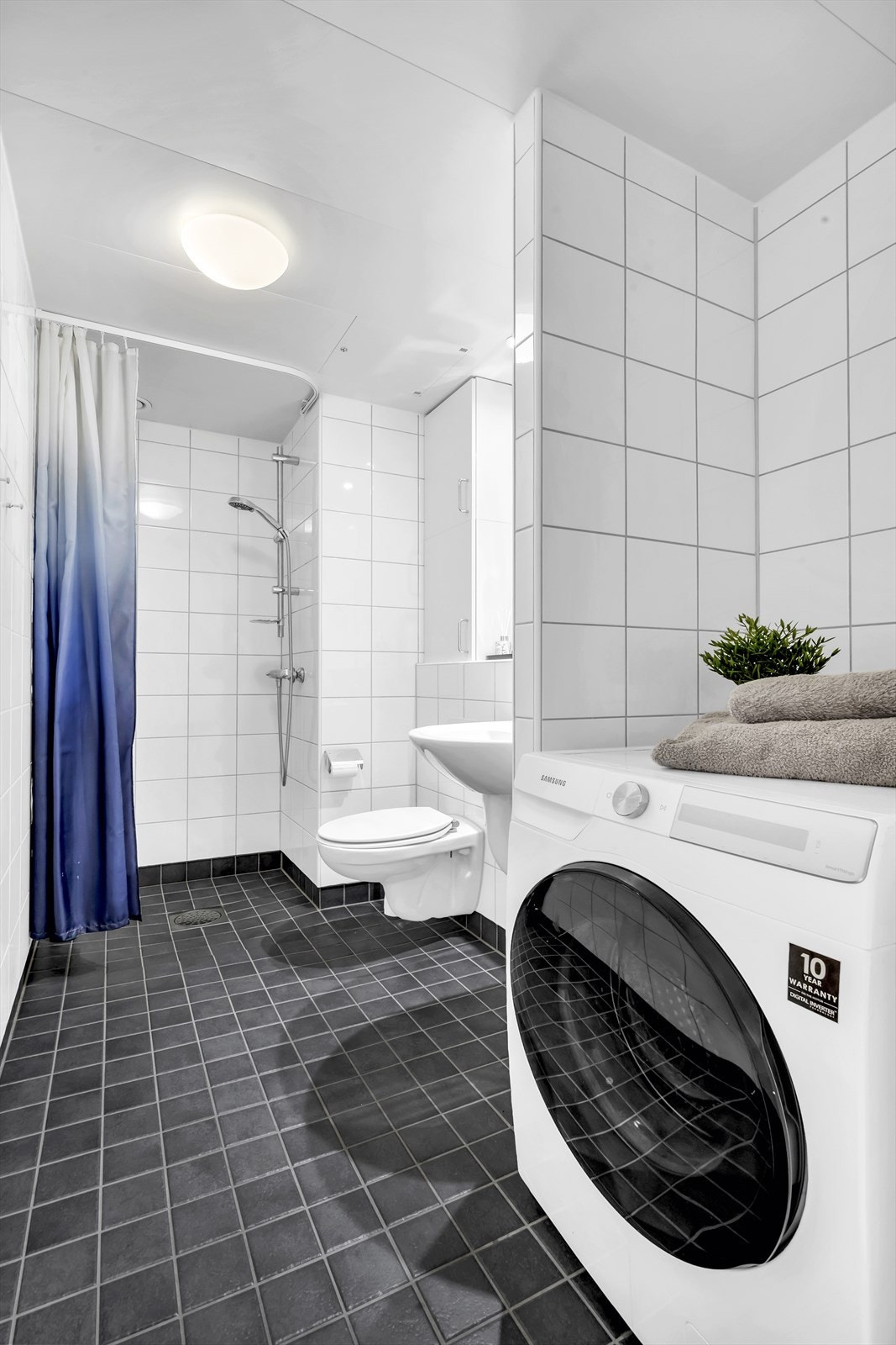 Pent flislagt baderom med innfelt downlights og elektrisk gulvvarme. Galleribilde
