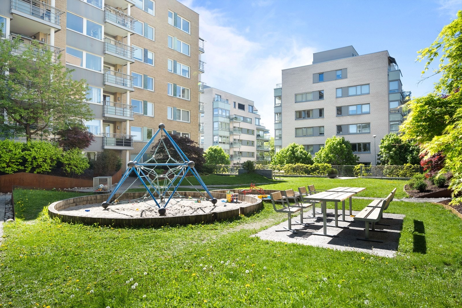 Borettslaget har flotte fellesareal med sittegrupper og lekeapparat for de minste. Leiligheten ligger urbant til i Nydalen med enkel adkomst til det meste av bymessige fasiliteter. Galleribilde