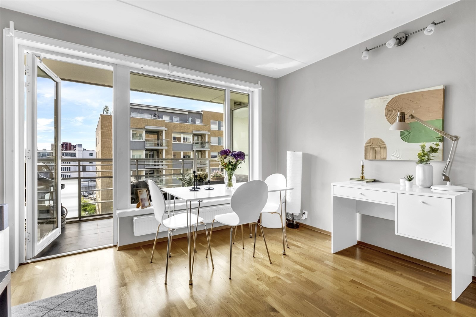 Planløsningen åpner opp for flere møbleringsmuligheter med god plass til sofagruppe, TV og spisebord med tilhørende stoler. Galleribilde