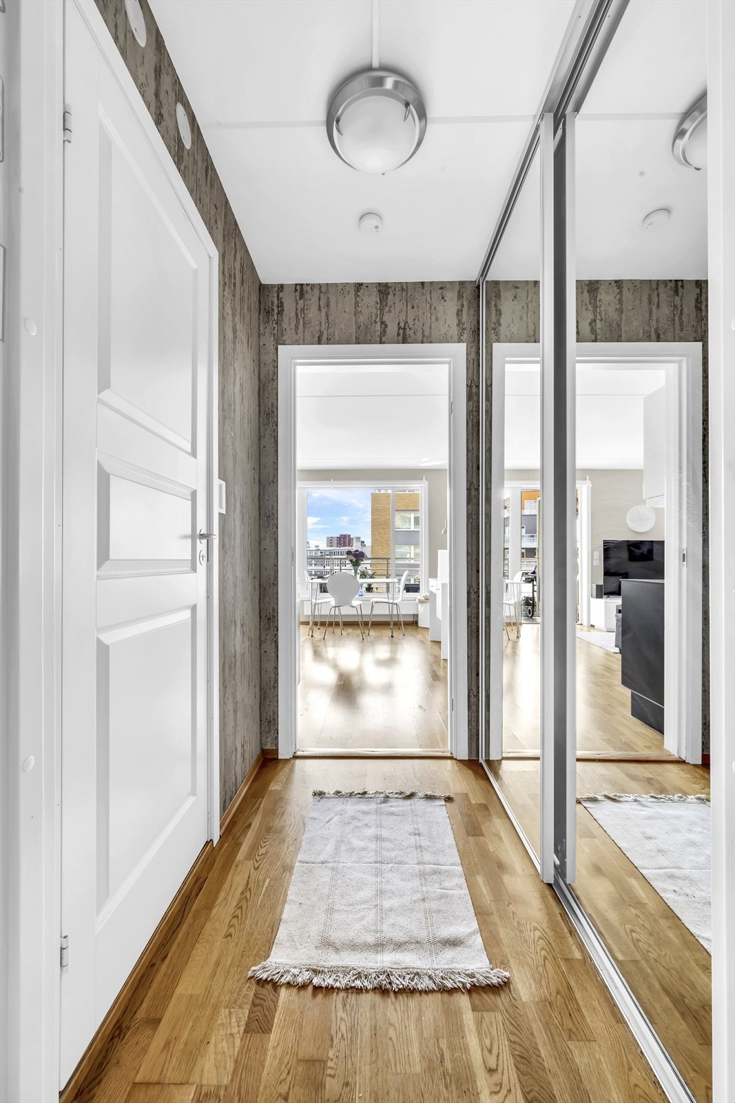 I gang er det er godt med oppbevaringsplass i stor skyvedørsgarderobe. Galleribilde