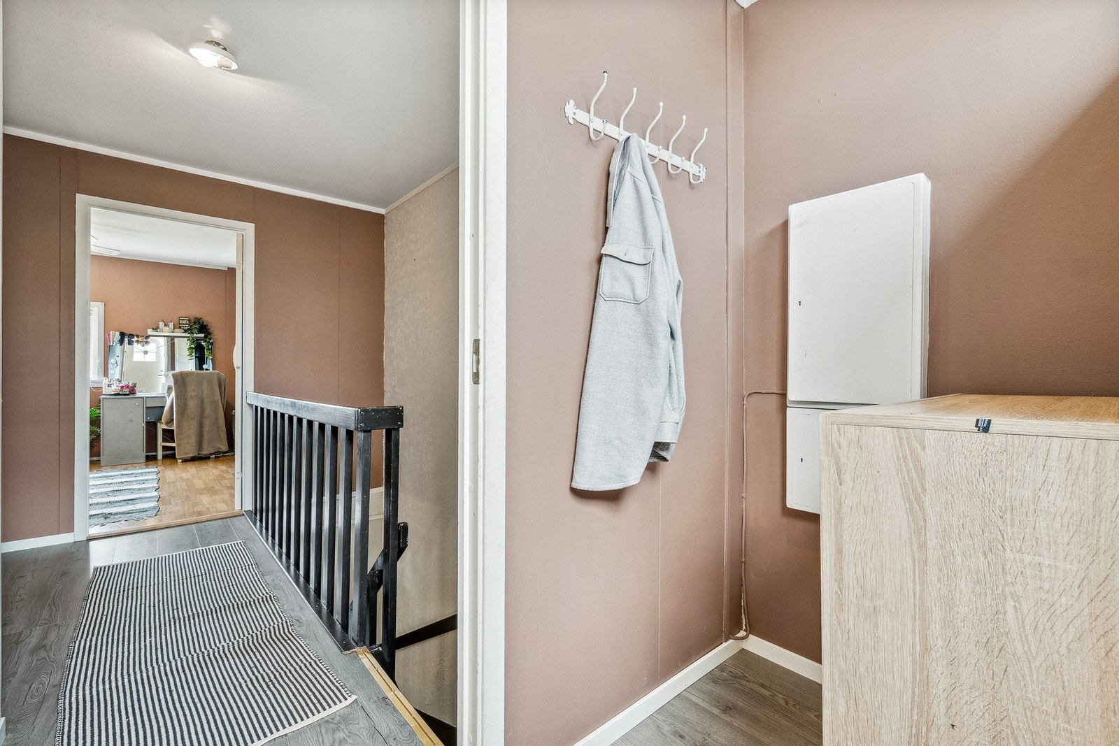 Entré. Leiligheten har også utebod i tilknytning inngangspartiet. Galleribilde