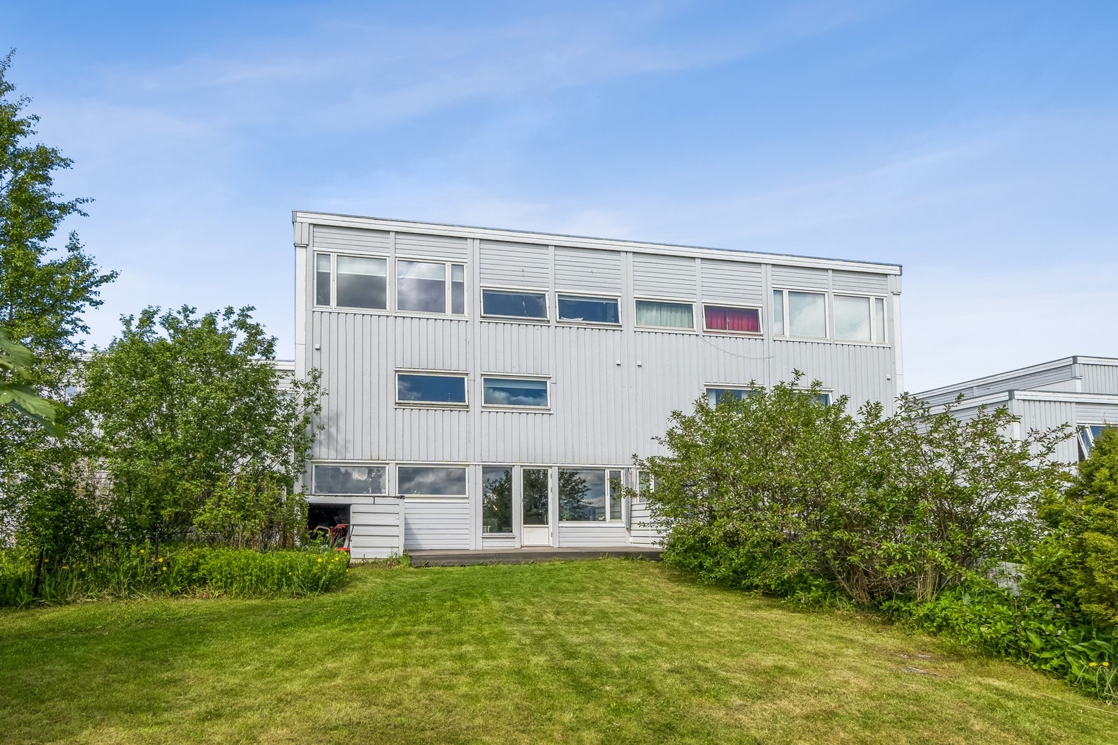 Leiligheten går over 2 plan og har stor hage foran boligen. Det er gode lys- og solforhold på eiendommen. Galleribilde