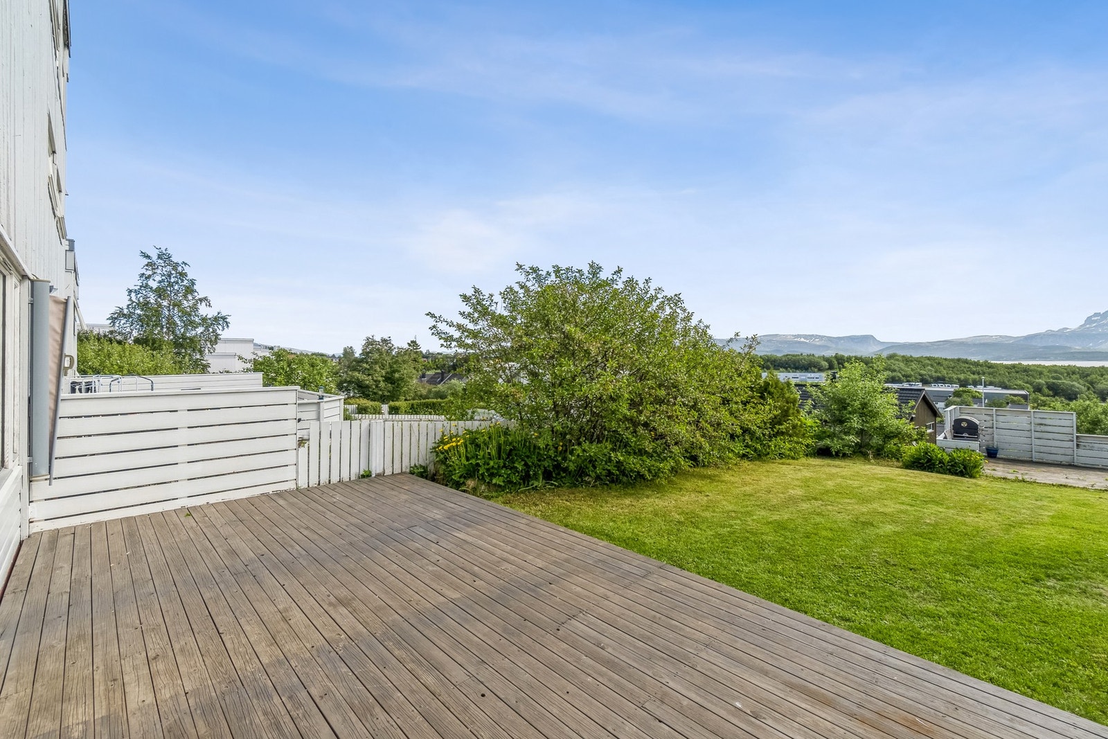Stor terrasse med god plass til flere sittegrupper. Galleribilde