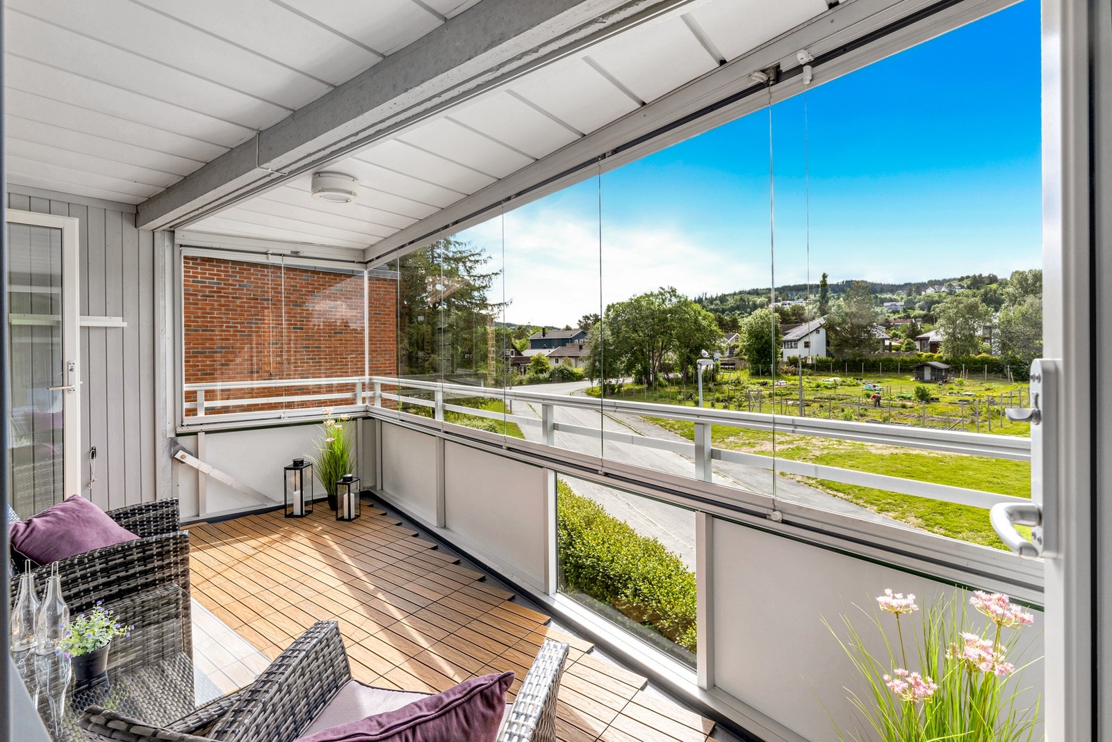 På den sørvendte balkongen nyter man solen fra ca. kl. 10:00 til 18:00 på sommerstid. Glassene på balkongen kan åpnes helt opp når sola steker. Galleribilde