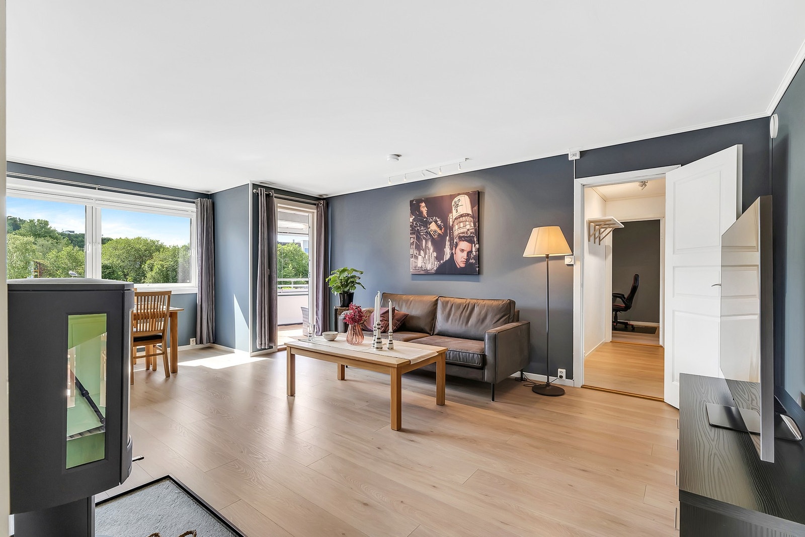 Boligen har vært gjenstand for flere oppgraderinger i nyere tid. Lekkert og gjennomgående 1-stavs gulv og vegger malt i tidsriktige fargetoner. Galleribilde