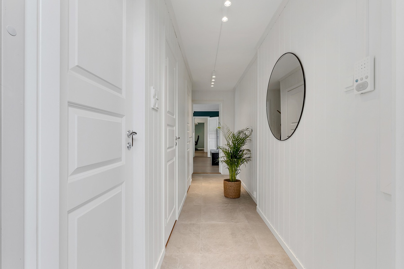 Inngangsparti/gang sett mot stue. Gangen ble oppusset i 2024 og har flislagt gulv med varmekabler. Galleribilde