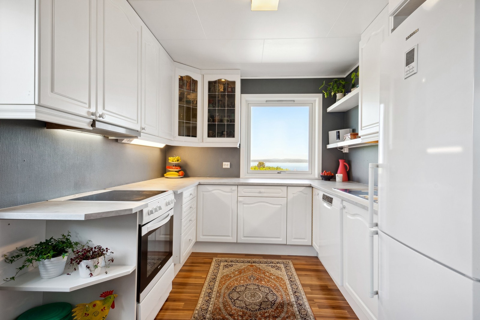 Malt, profilert innredning med over- og underskap. Laminert benkeplate med nedfelt
oppvaskkum. Galleribilde