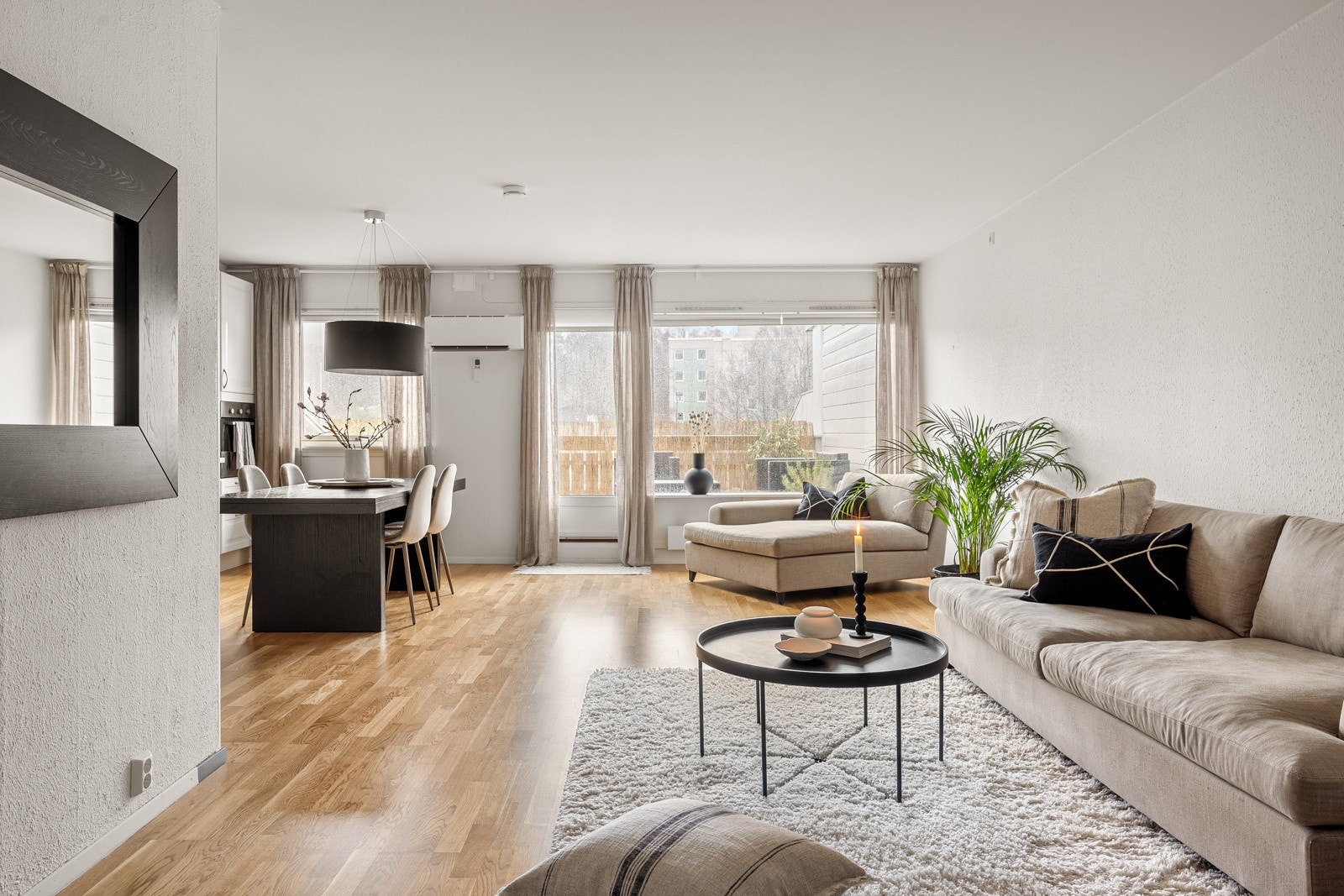 Den store stuen gir rom for å innrede i flere soner, med sofagruppe og spisegruppe. Galleribilde