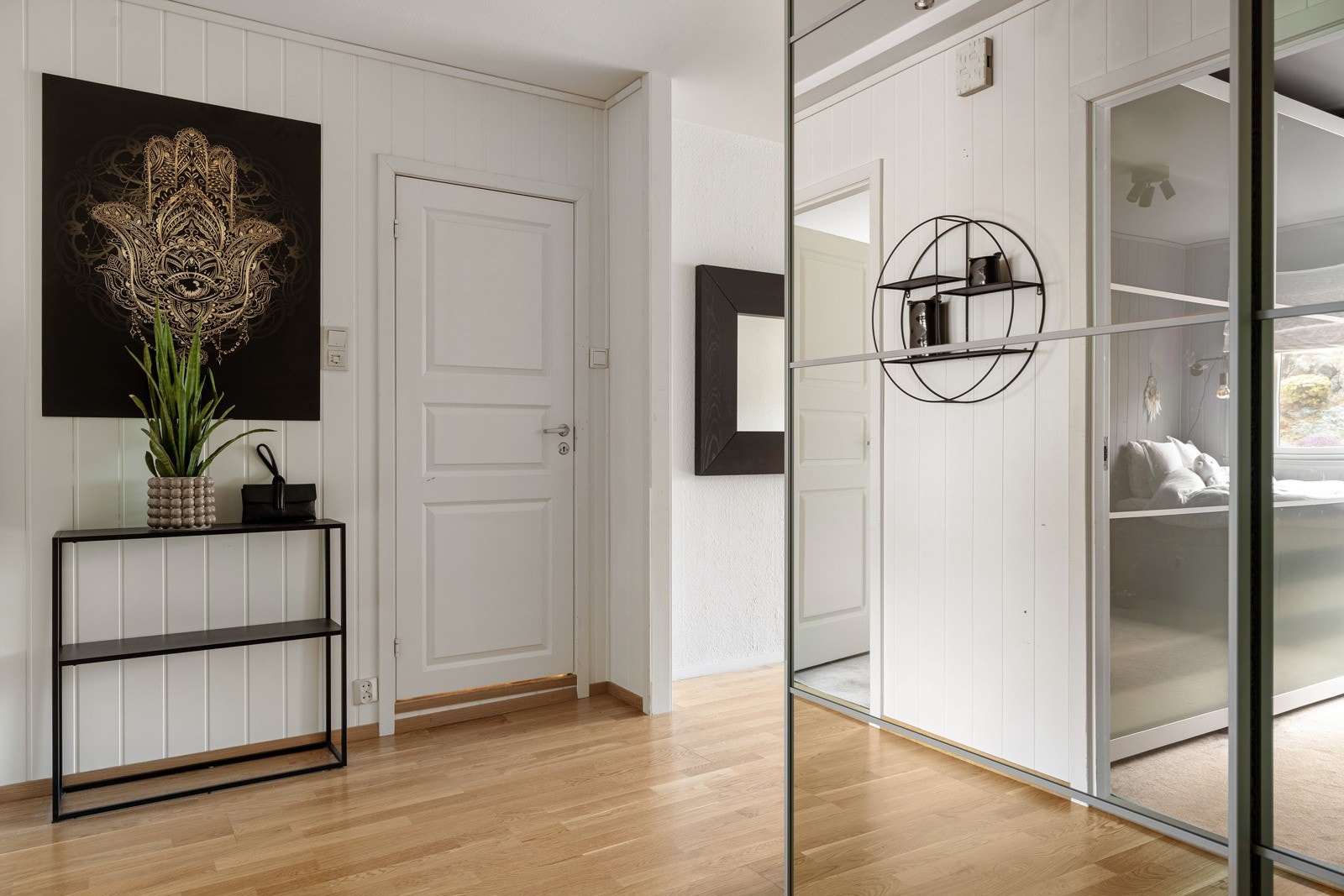 Velkommen inn, det første som møter deg er en lys og romslig entré på 7,3 kvm med god plass til oppbevaring. Galleribilde