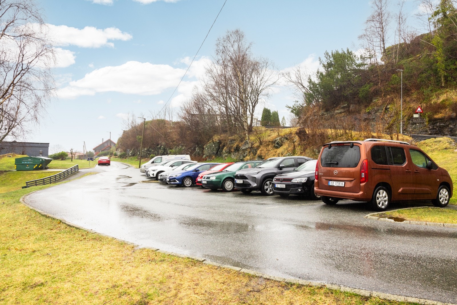 Gjesteparkering med plass til ca. 16 biler. Galleribilde