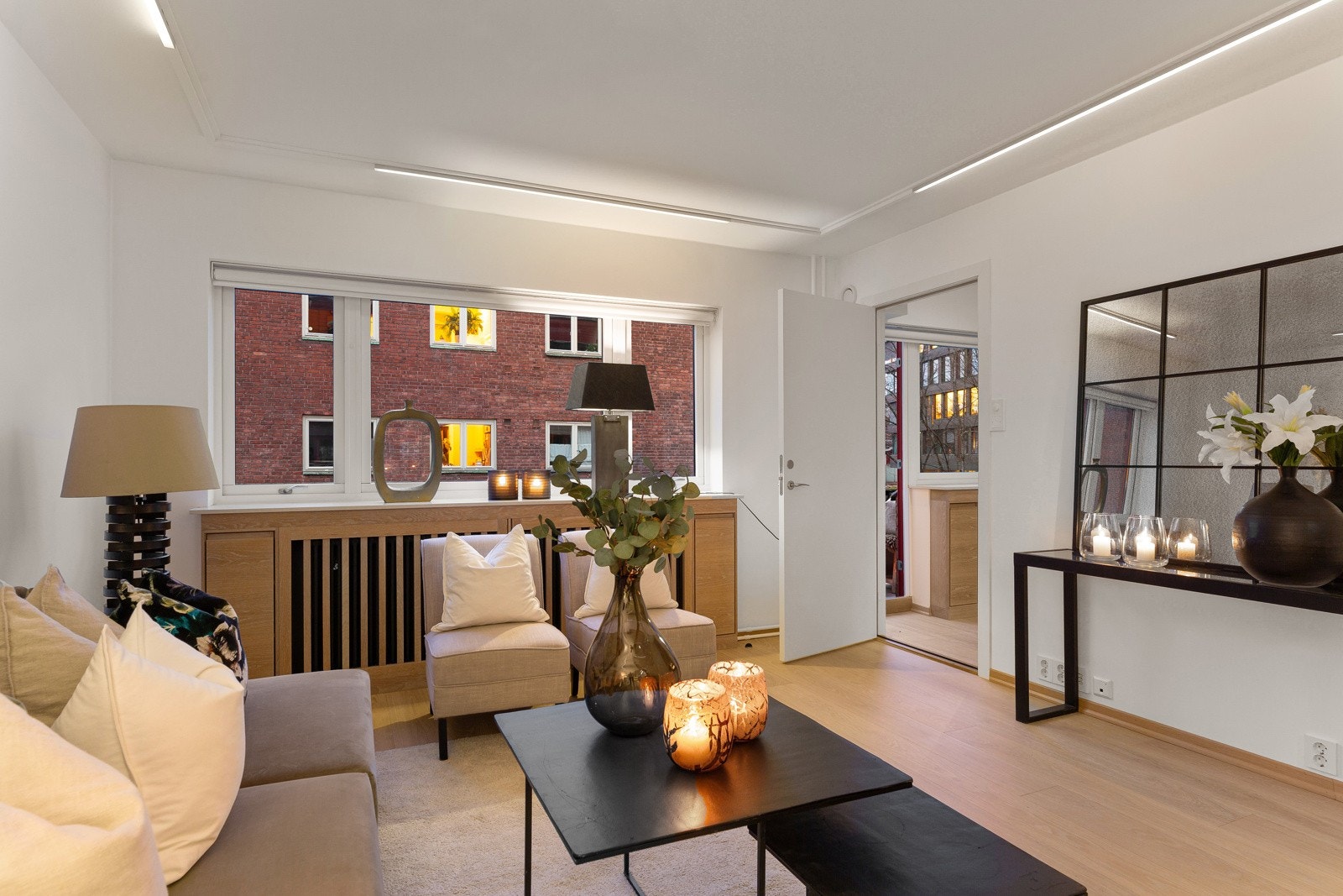 Leiligheten har en svært romslig stue med definerte soner for stor møbleringsfrihet Galleribilde