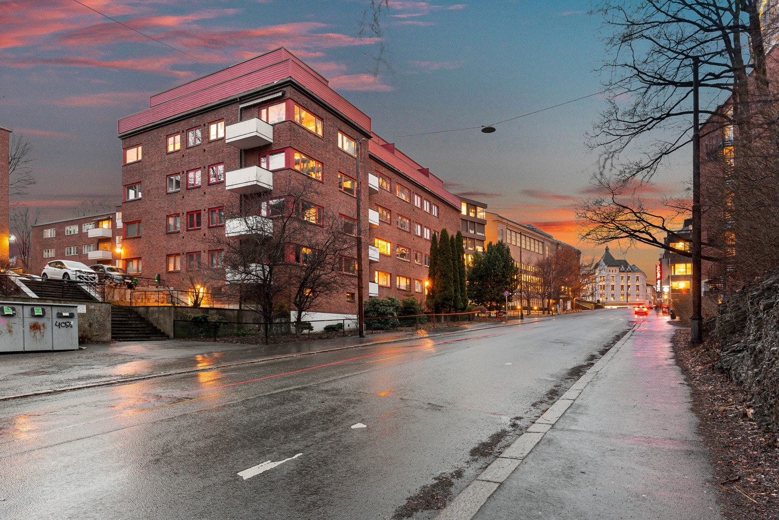 Beliggenheten er usjenert og tilbaketrukket i et rolig og meget veletablert boligområde Galleribilde