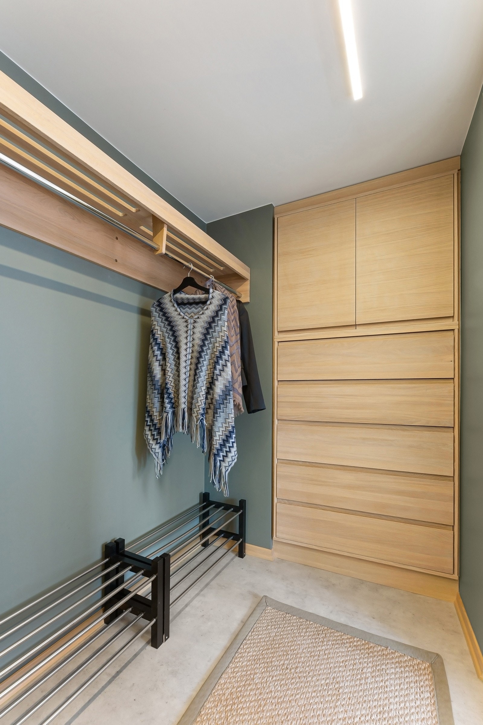 Entréen er innredet med garderobe Galleribilde