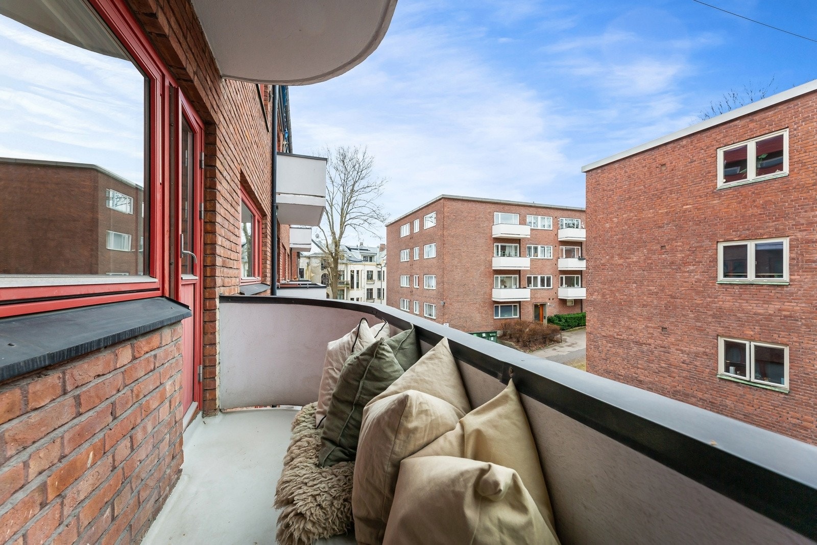 Balkongen har god plass til utemøbler og grill Galleribilde