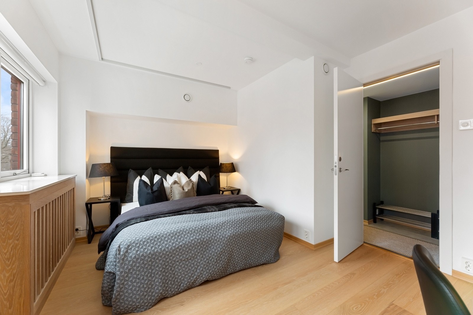 Soverommet har god plass til garderobe Galleribilde