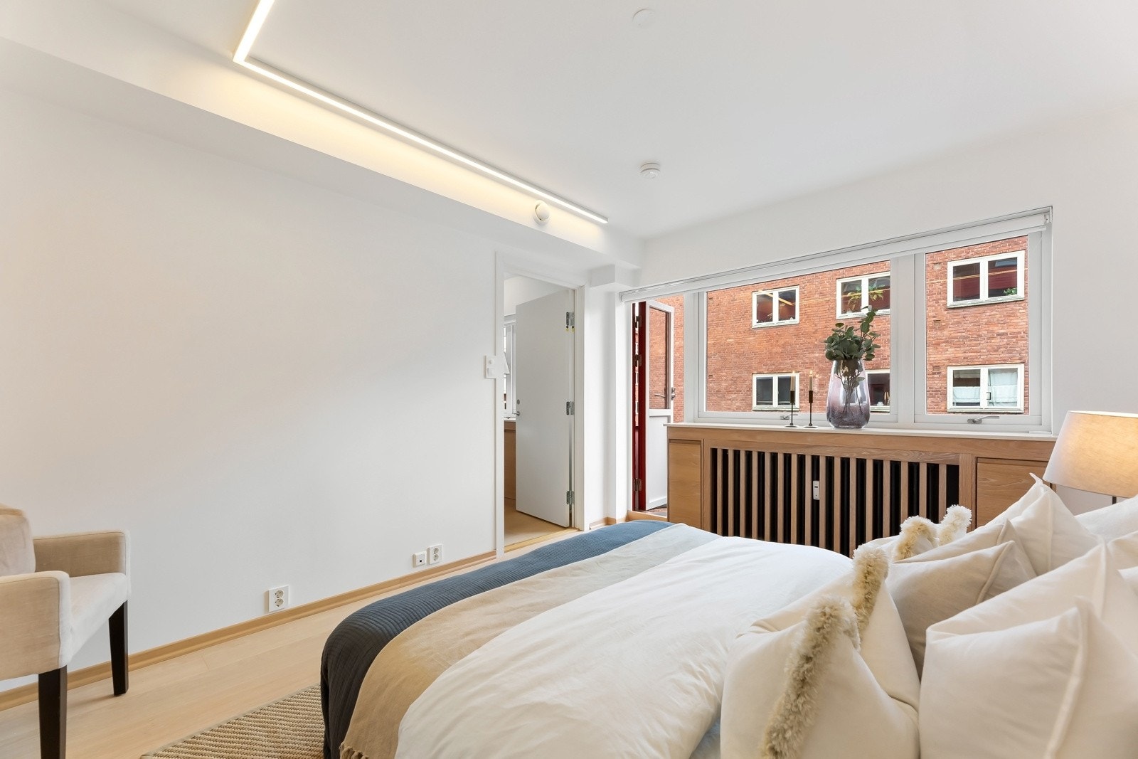 Hovedsoverommet er malt i en trendy fargetone og har downlights i himling Galleribilde