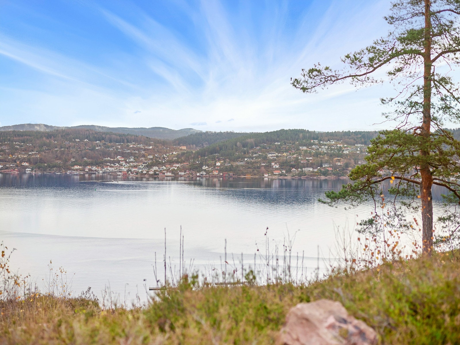 Høy og fri plassering gir fin utsikt over til Holmsbu Galleribilde