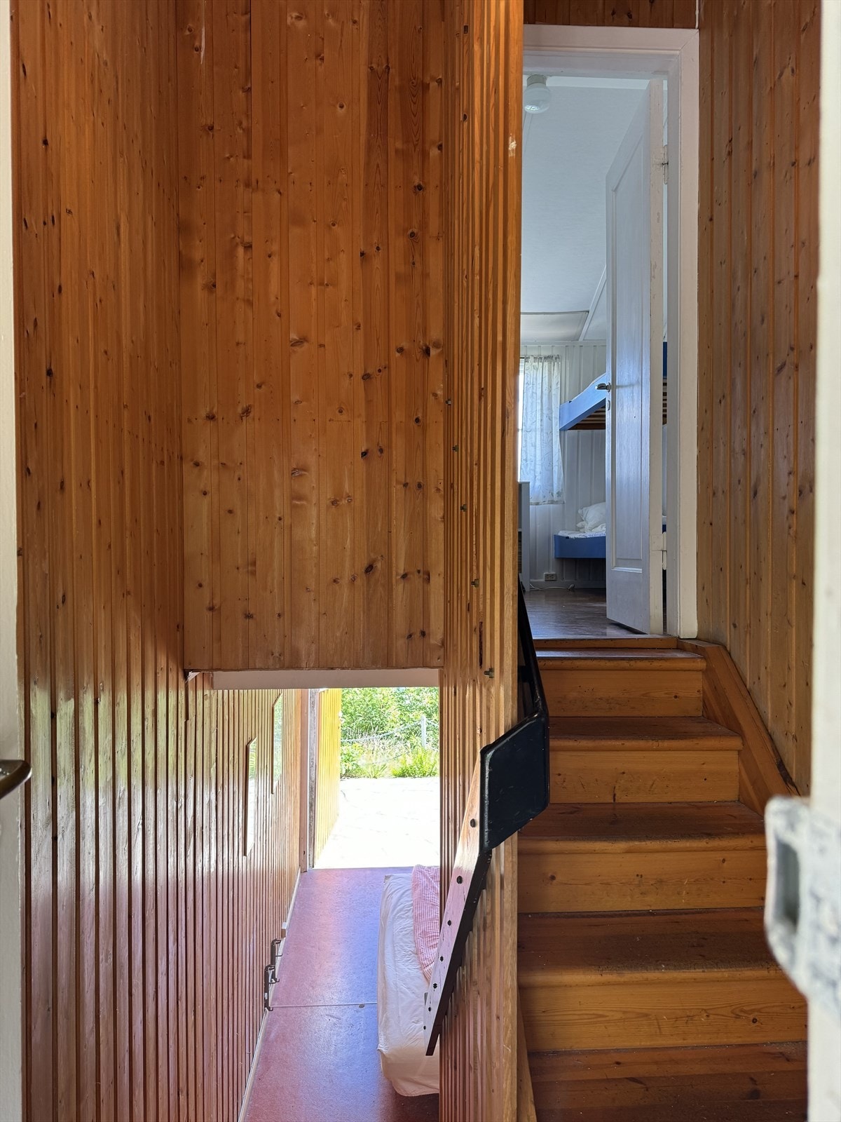 Hver leilighet har inngang på mellomrepo, stue nede og sovesal oppe. Tekjøkken til høyre. Galleribilde