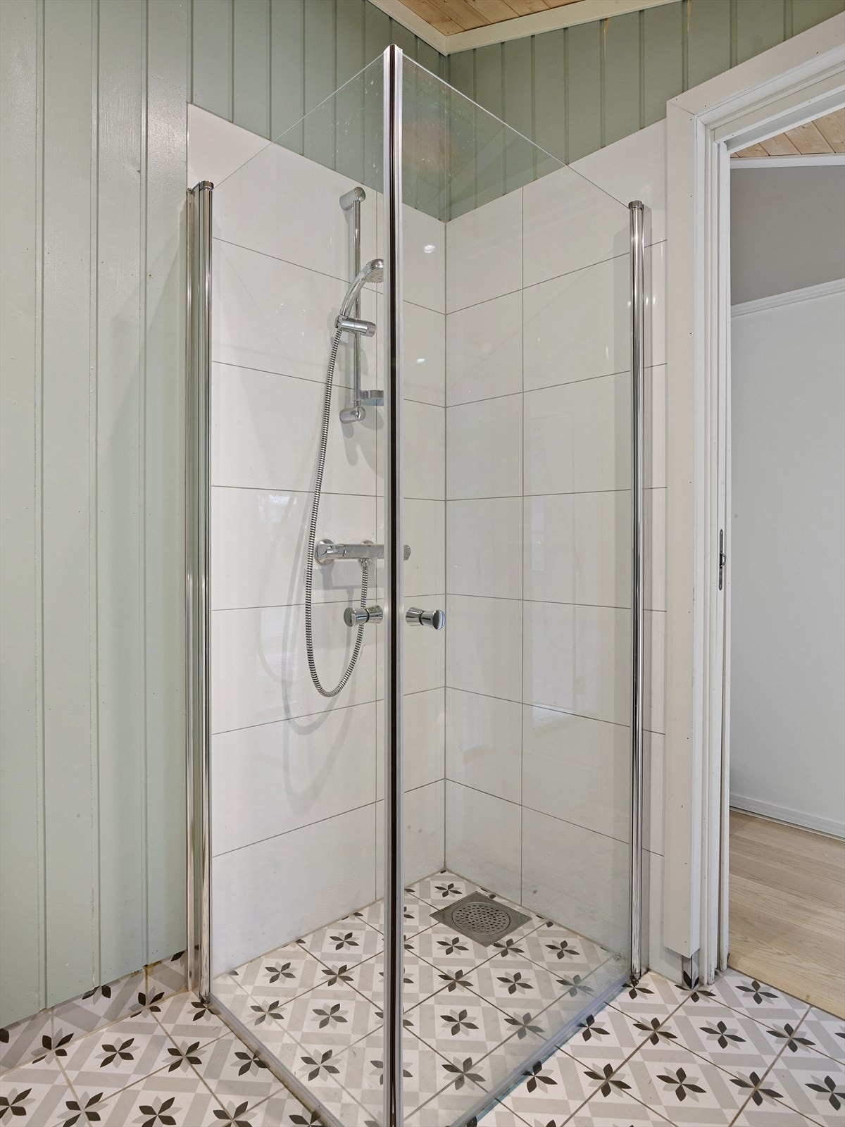 Badet har gulvvarme, downlights i tak, servant, toalett, badekar og dusjhjørne Galleribilde