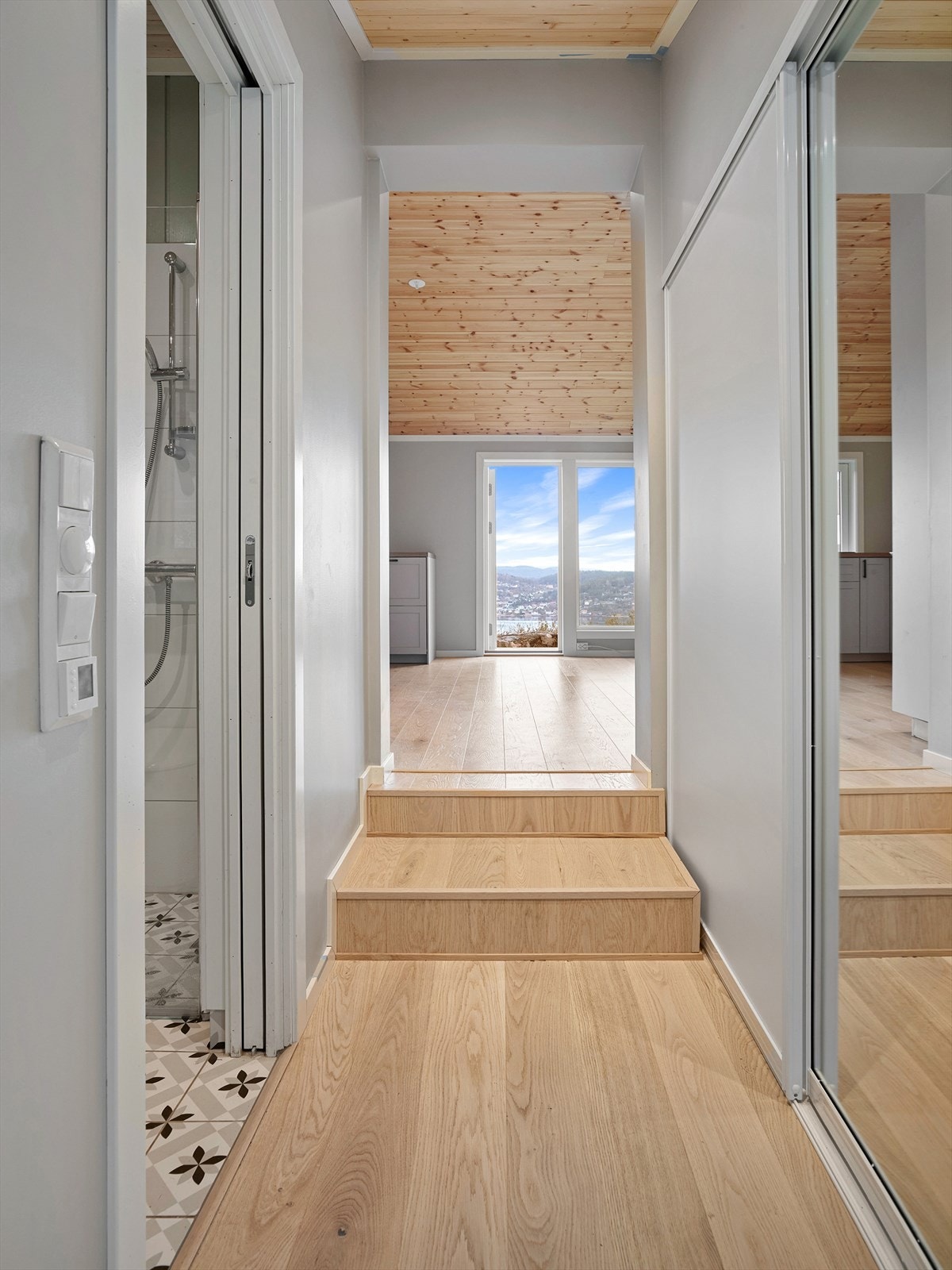 Entré med skyvedørsgarderobe Galleribilde