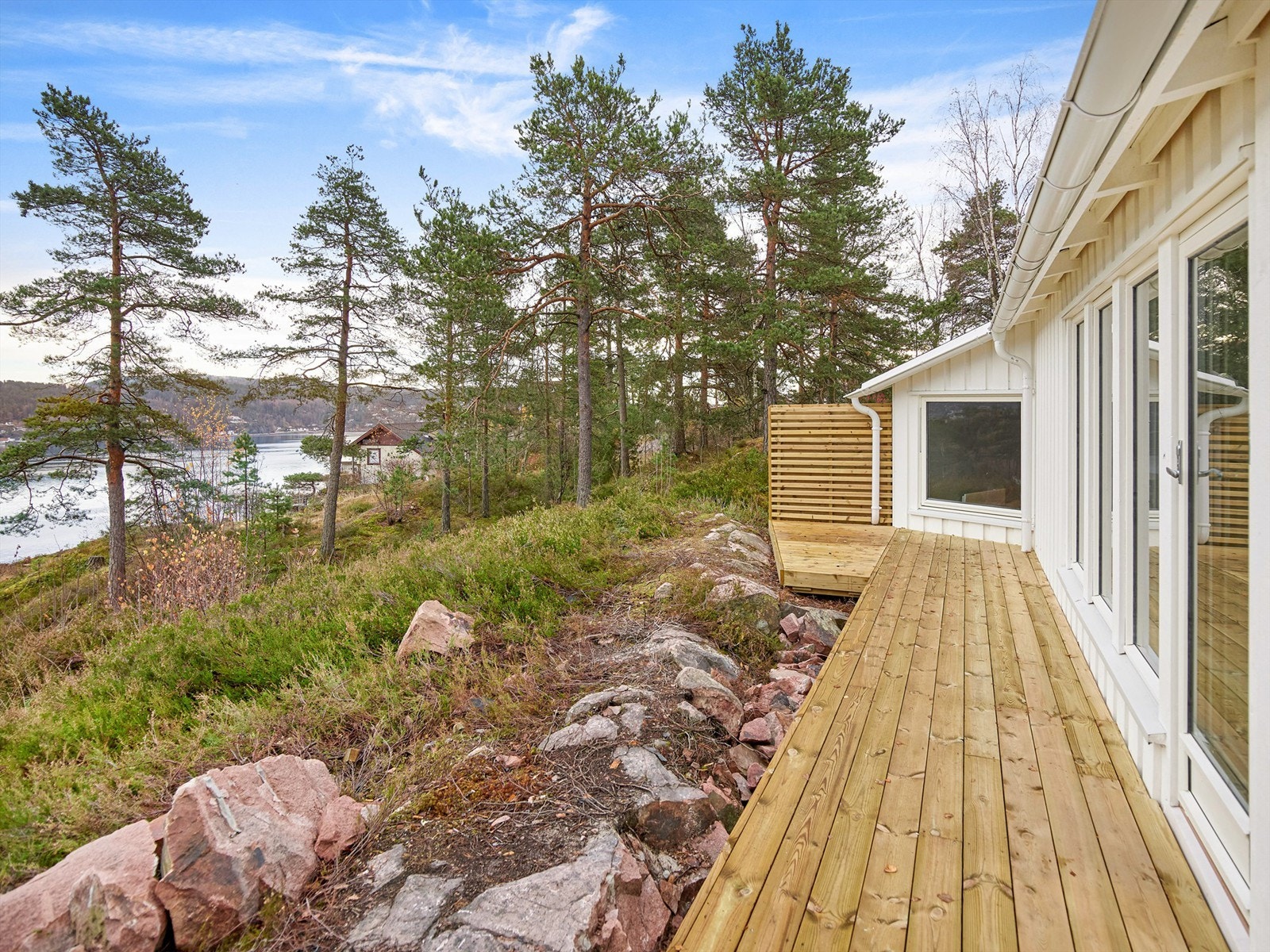 Flott hytte med sidebygning/leilighetsbygg Galleribilde