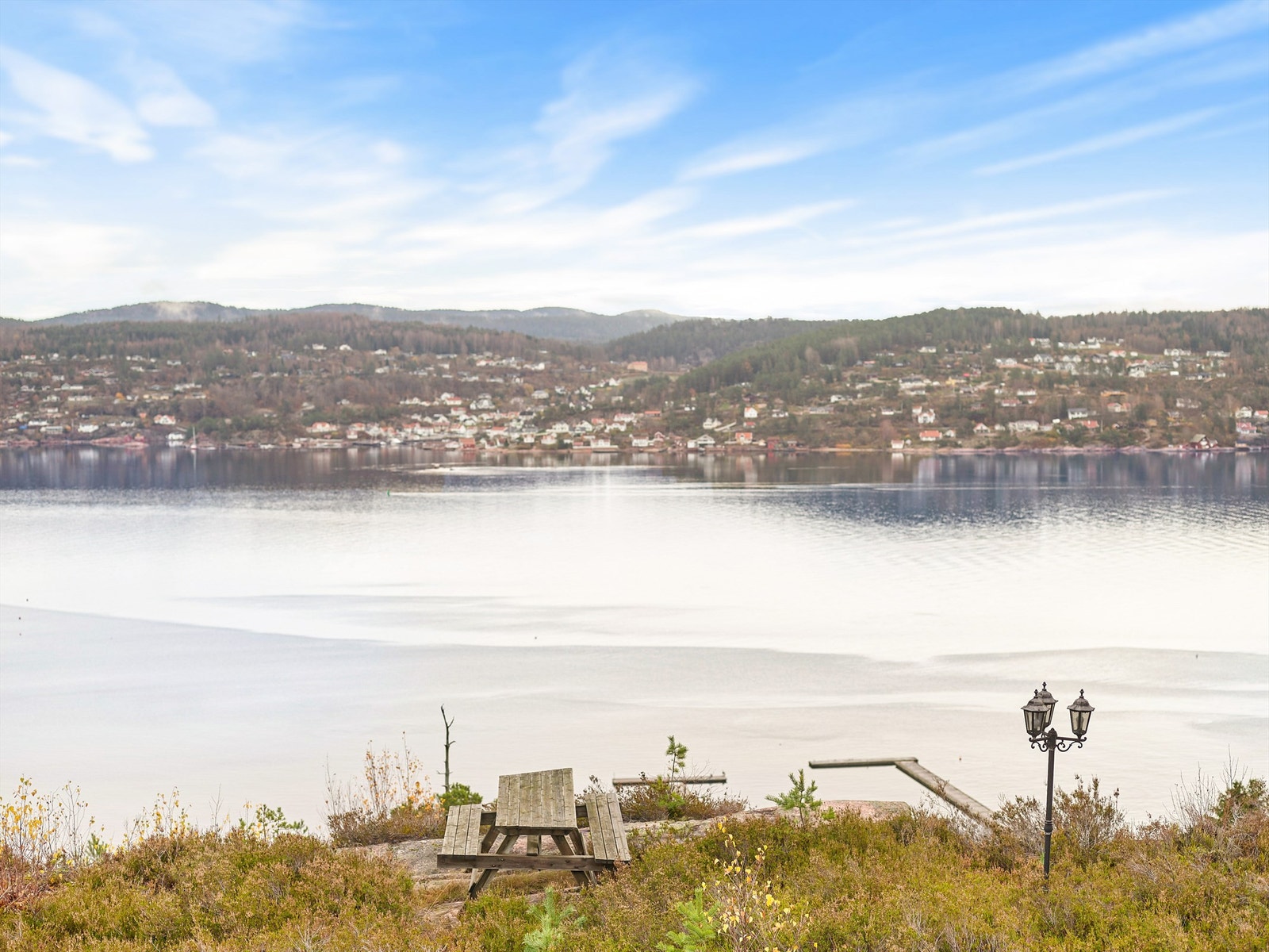 Kort gangavstand ned til fjorden med badestrand og bryggeanlegg Galleribilde