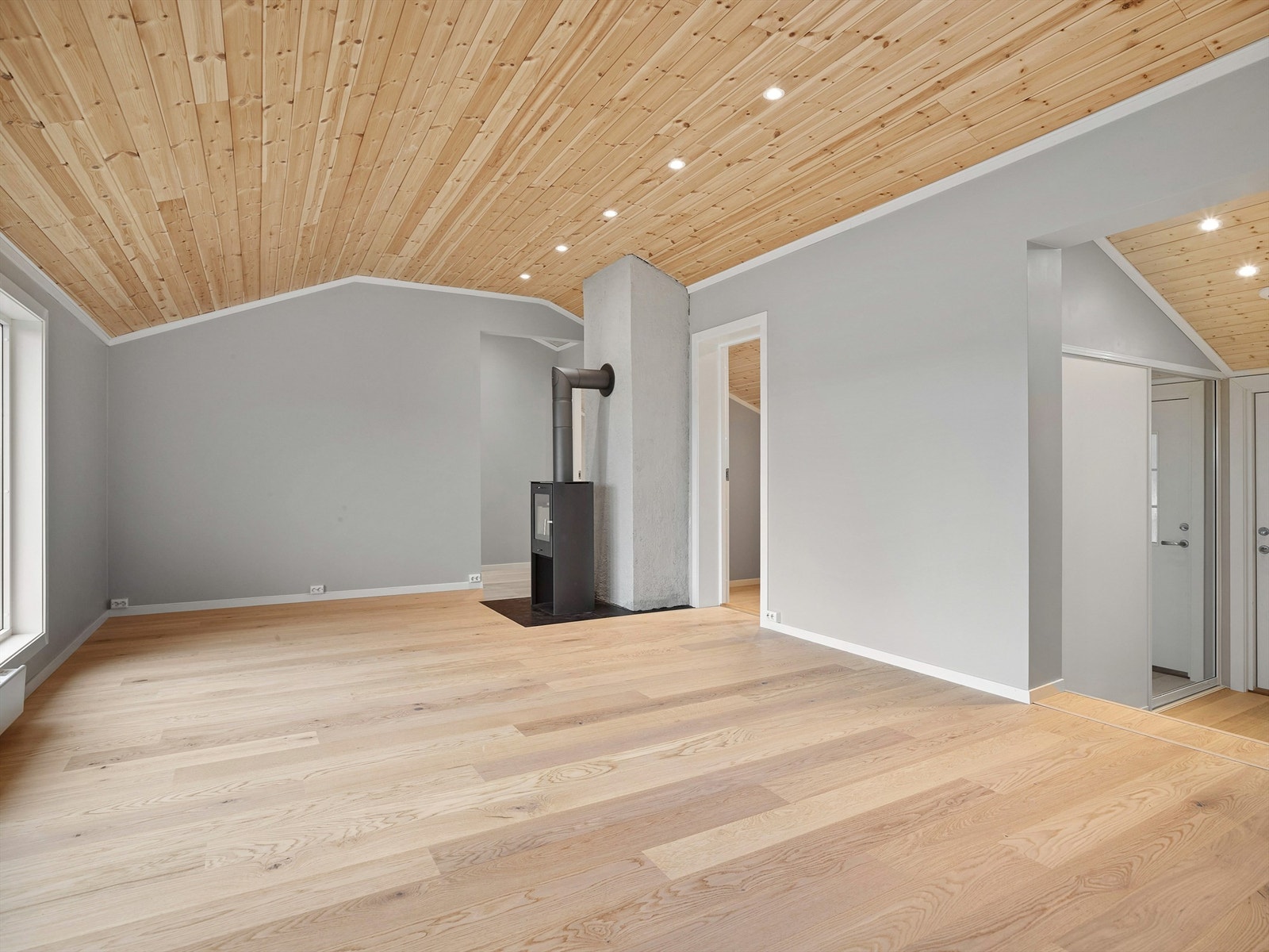 Åpen kjøkken- og stueløsning med frittstående peisovn Galleribilde