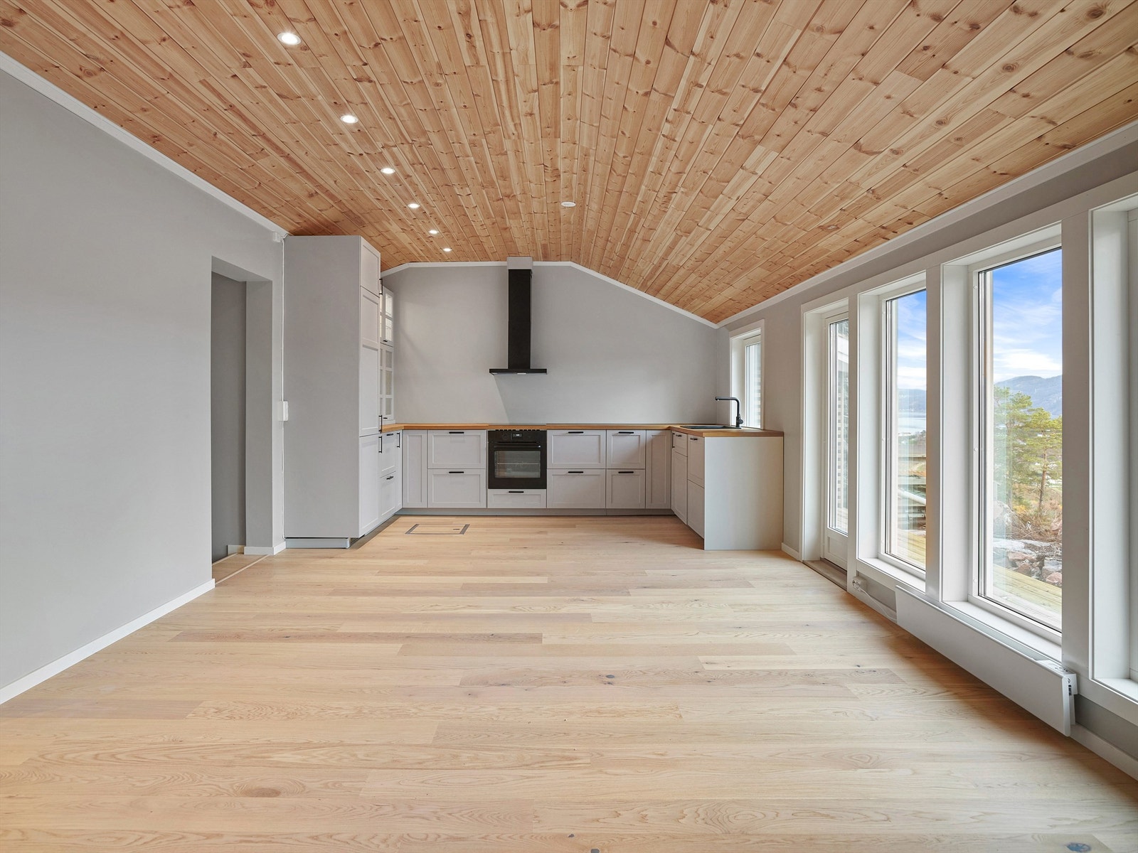 Hovedhytte med bl.a. stue, kjøkken, bad og 3 soverom Galleribilde