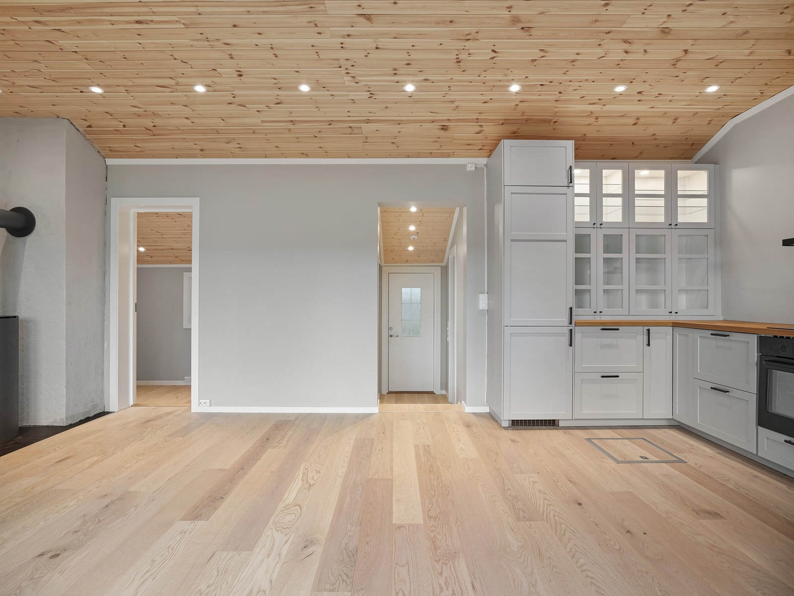 Parkett på gulv (2021), malte vegger og panel i himling Galleribilde