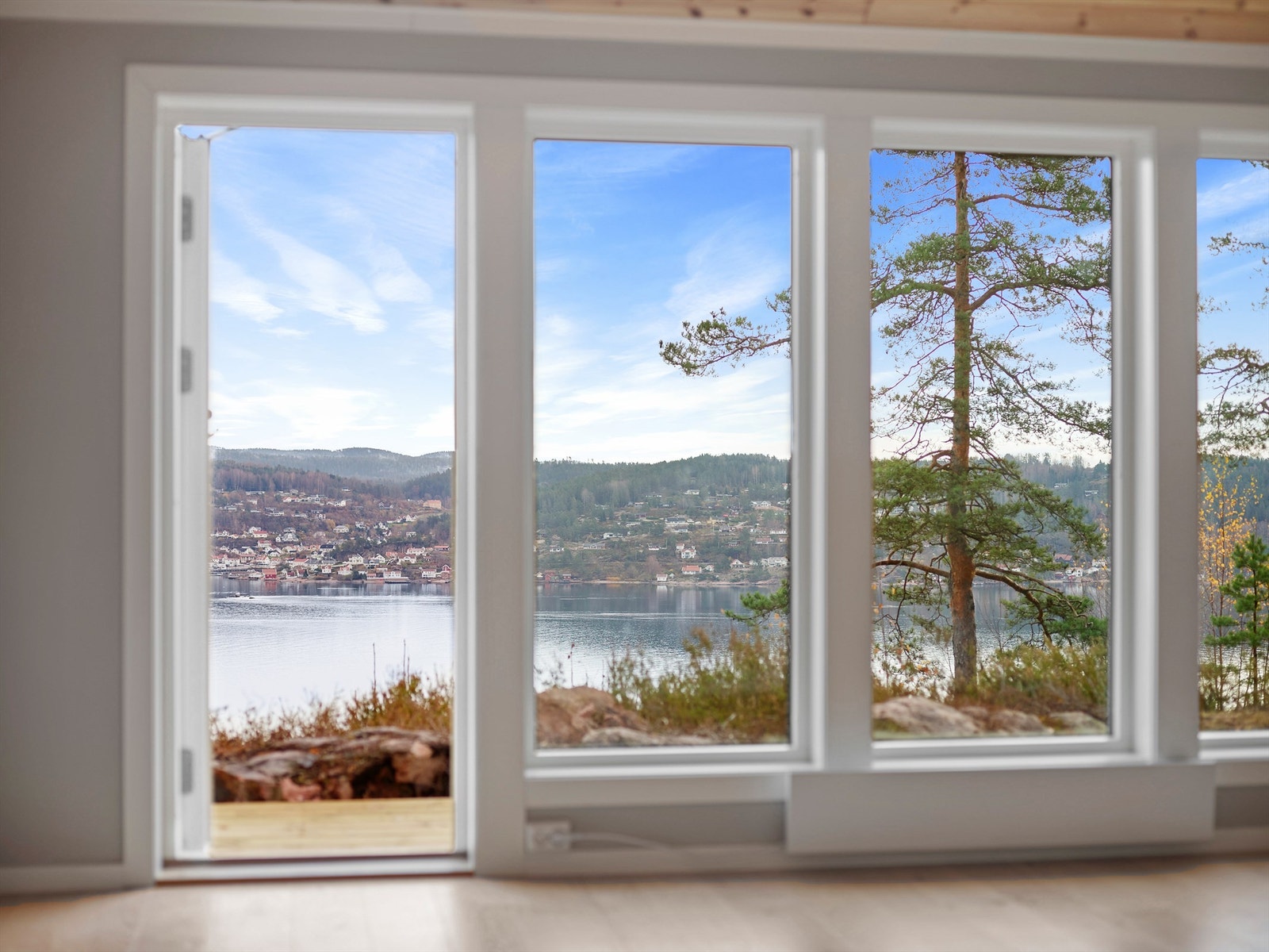 Utvendig kledning samt etterisolasjon, vinduer og ytterdører fra 2021 på hovedhytta Galleribilde