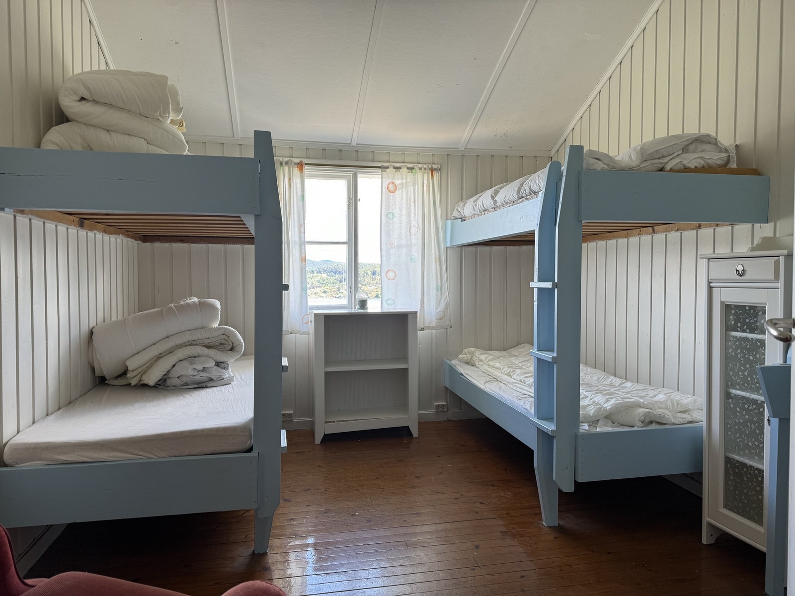 Soverom i leilighetsbygg. Bygget har seks tilsvarende sovesaler. Galleribilde