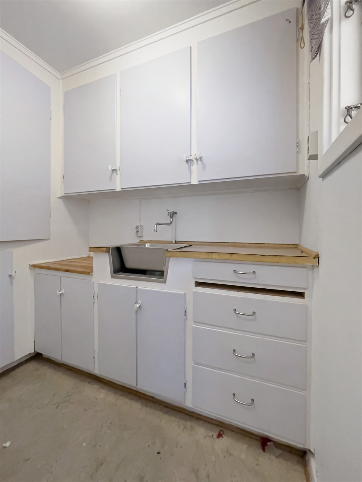 Kjøkken i leilighetsbygg. Bygget hadde opprinnelig 3 tekjøkken, men tre av dem er i dag omgjort til bod/bad. Galleribilde