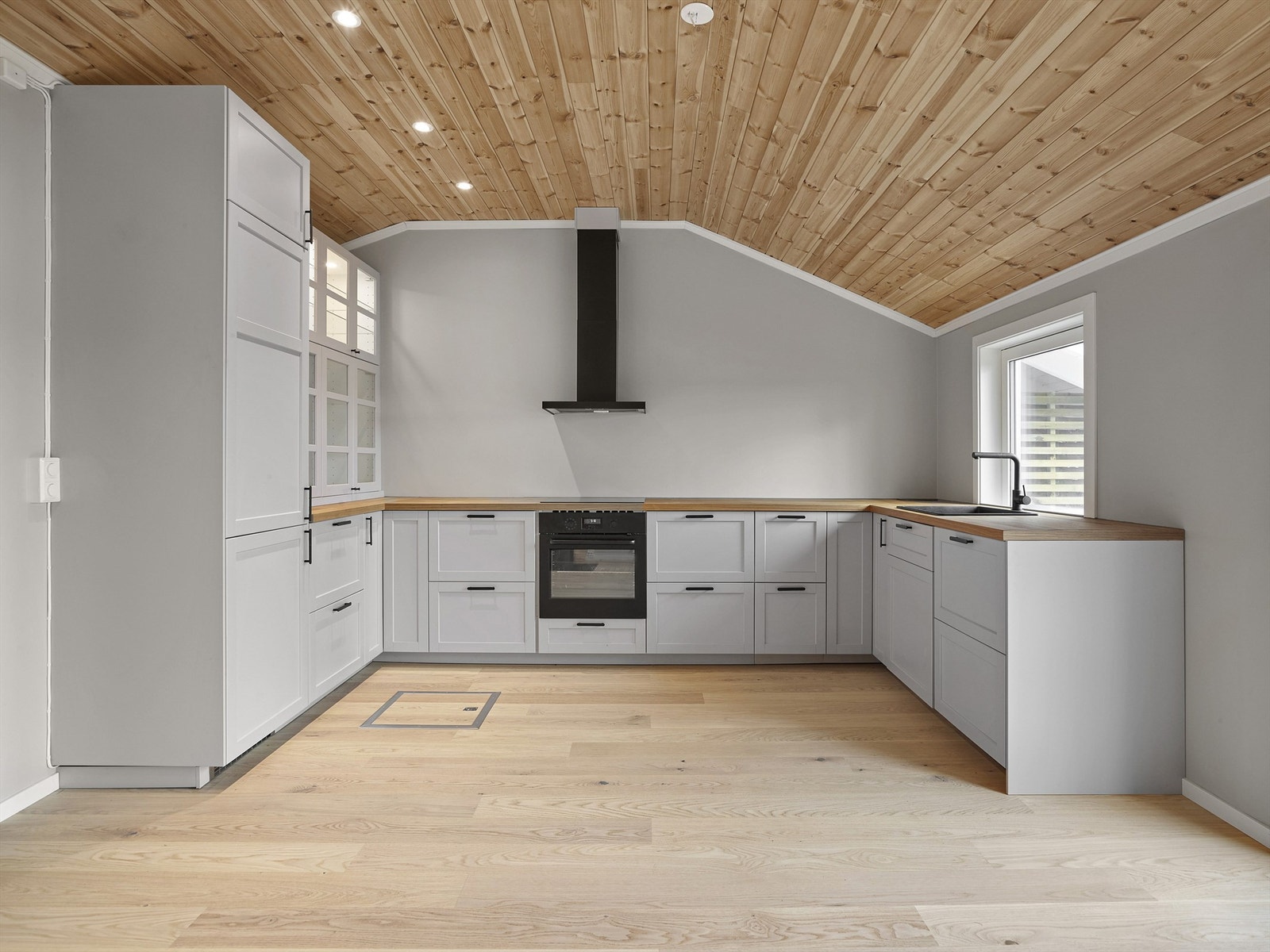 Pen og profilert kjøkkeninnredning fra 2021 med helintegrerte hvitevarer Galleribilde