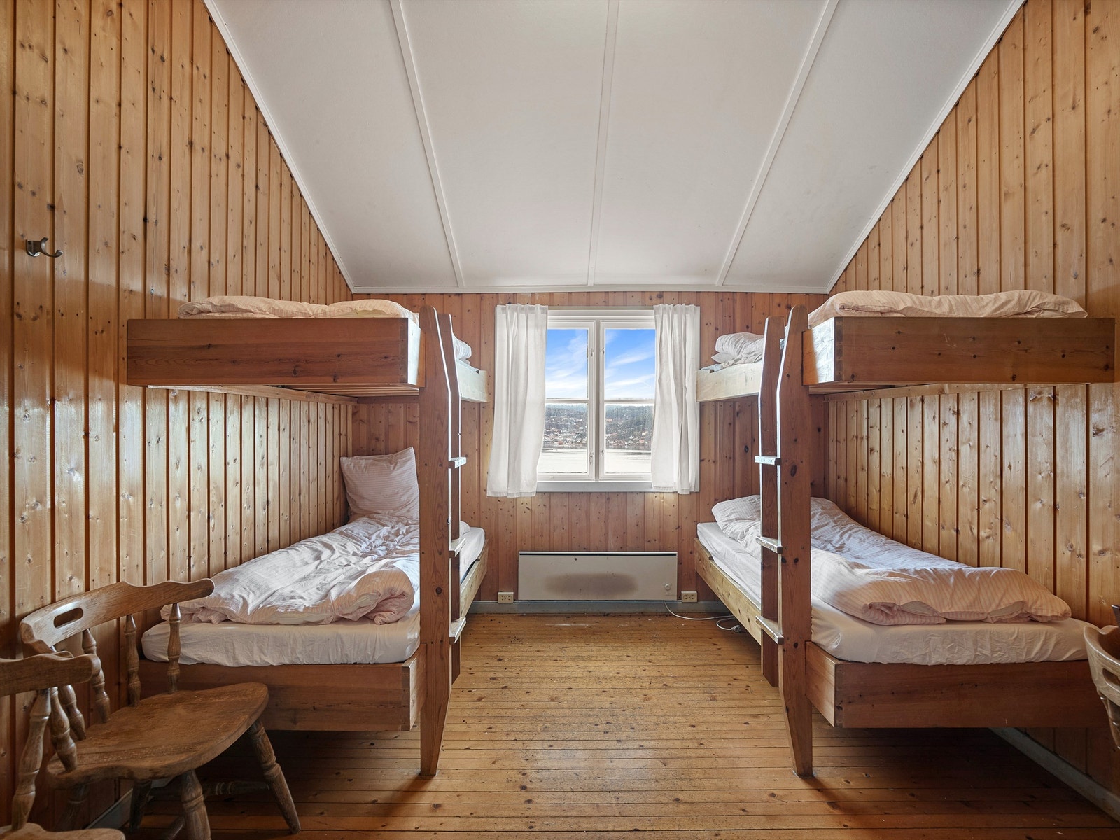 Soverom i leilighetsbygg. Bygget har seks tilsvarende sovesaler. Galleribilde