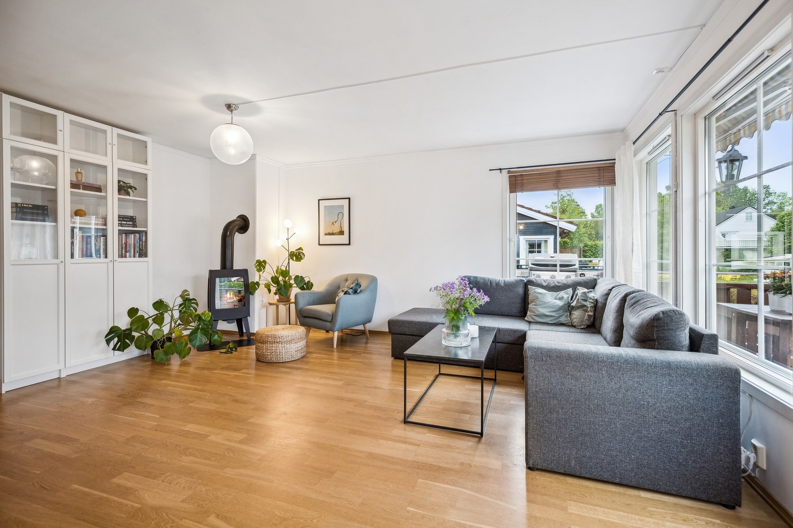 Stuen er svært romslig med god plass til hyggelig sofagruppe, og peisovn som varmer godt på kalde dager Galleribilde