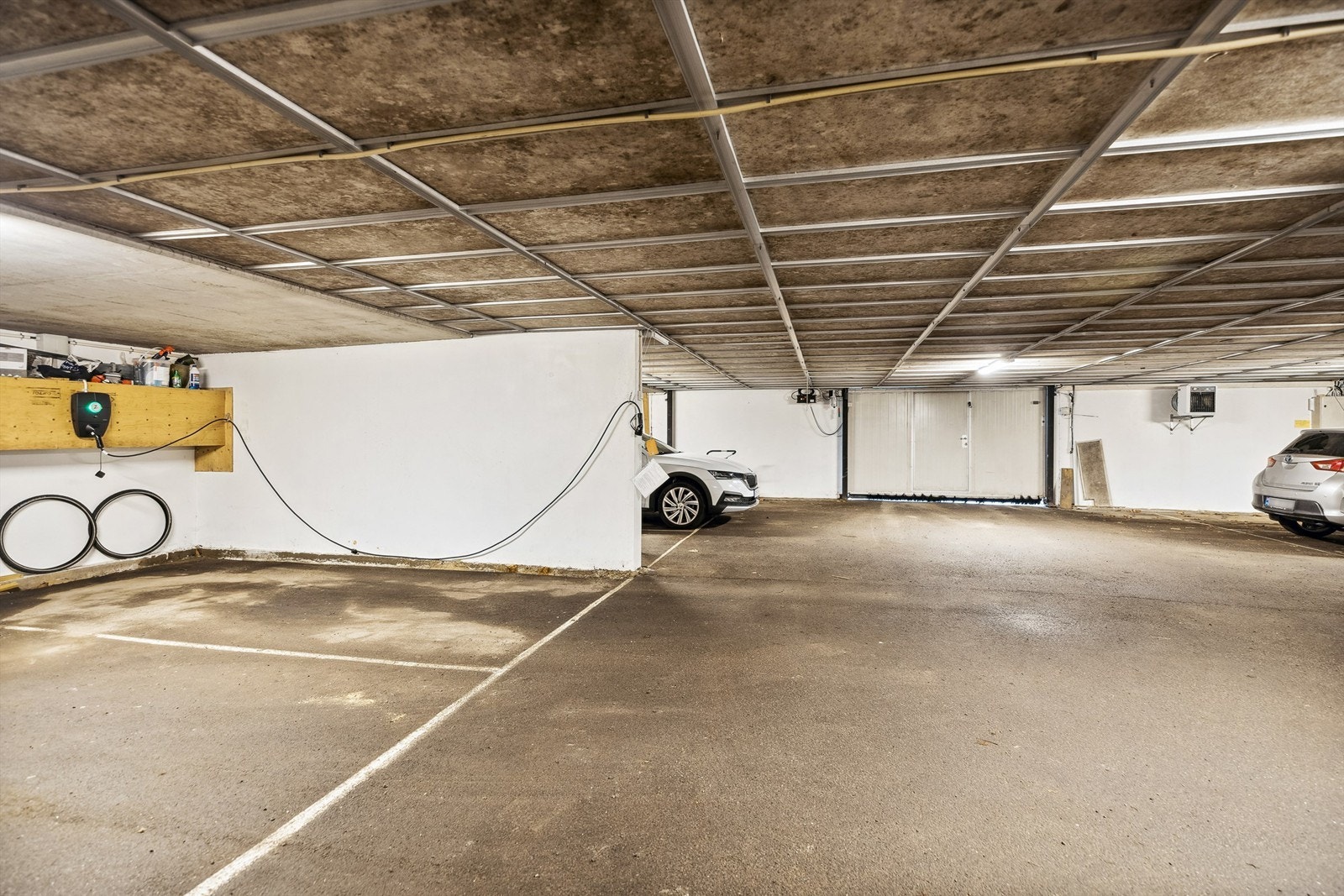 Parkering i garasjekjeller med el-billader Galleribilde