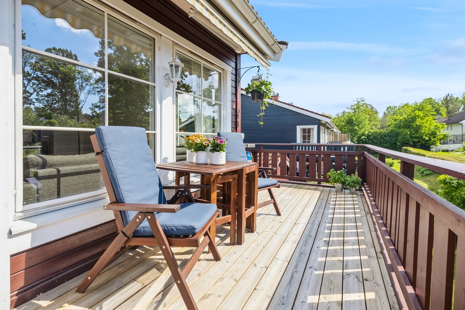 Her kan du ha flere sittegrupper, og det er montert markise som skjermer for solen Galleribilde