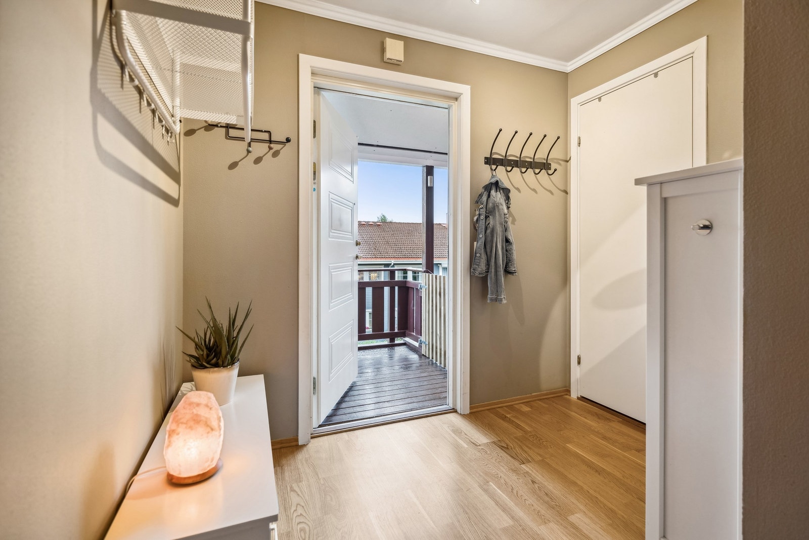 Velkommen inn! Innbydende, lys entré med god plass til oppbevaring av sko- og klær Galleribilde