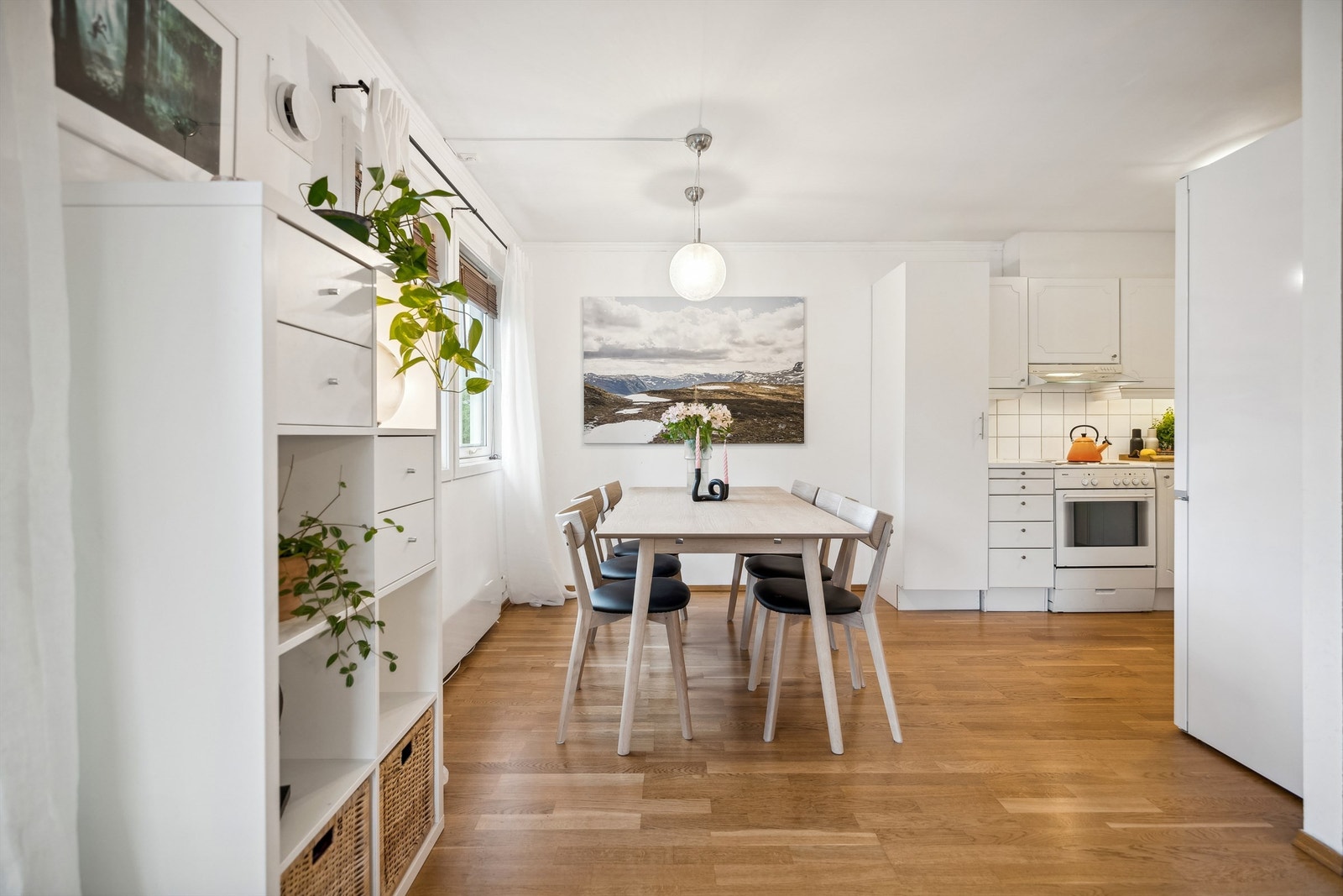 Leiligheten har et svært sosialt oppholdsrom med hyggelig spiseplass, og delvis åpent kjøkken mot stuen Galleribilde