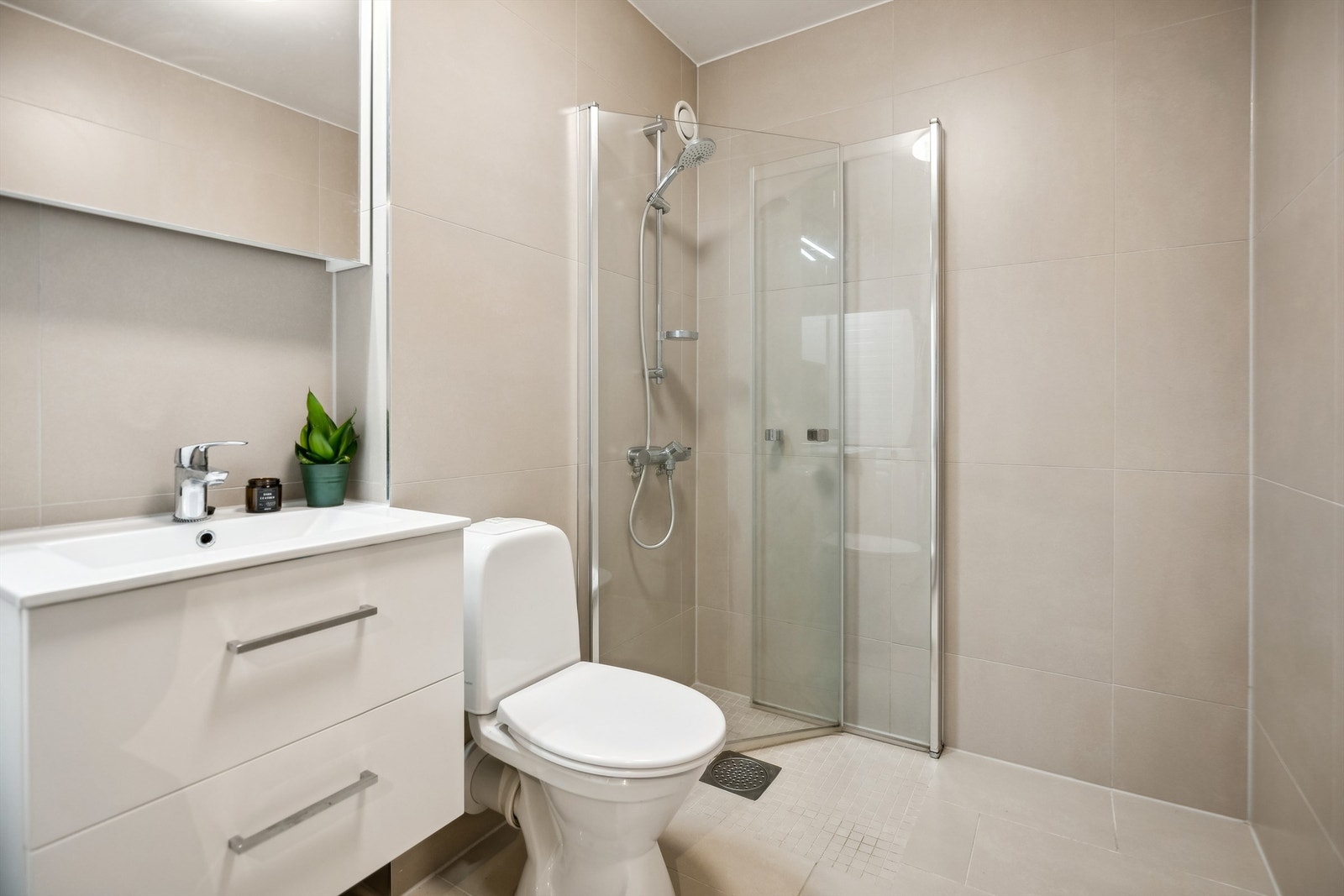 Badet er oppgradert i 2019, og er et delikat flislagt baderom. Opplegg for vaskemaskin/tørketrommel Galleribilde