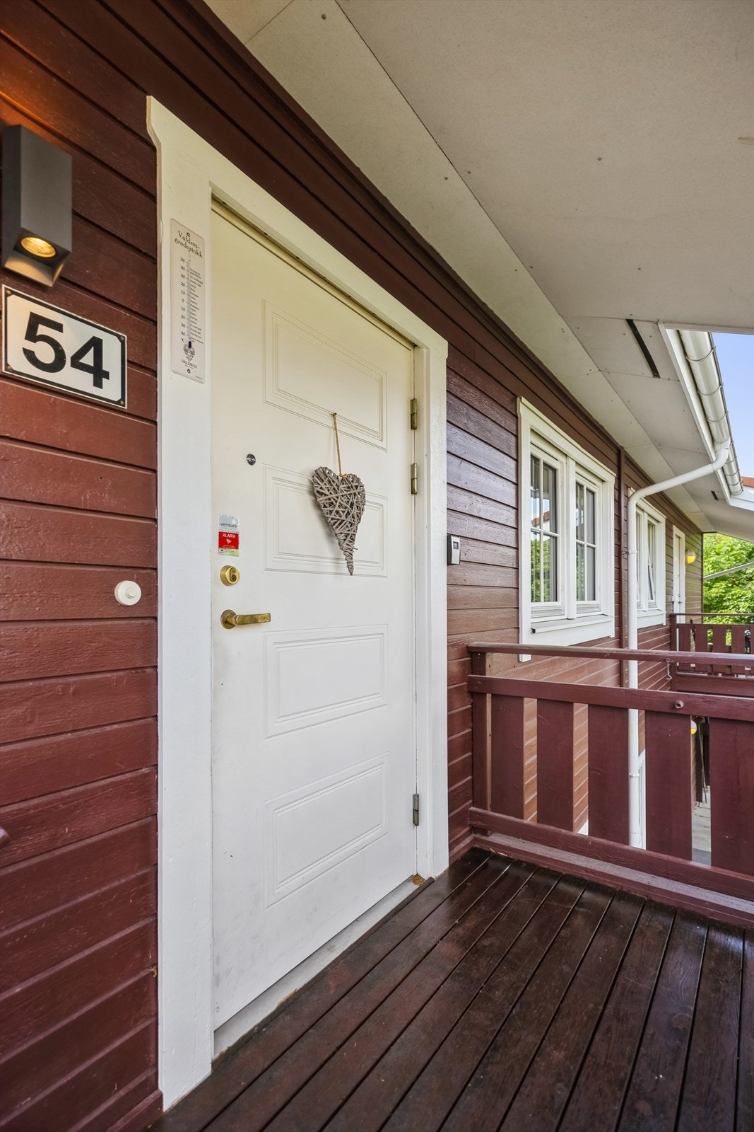 Du ankommer leiligheten via et overbygget inngangsparti Galleribilde