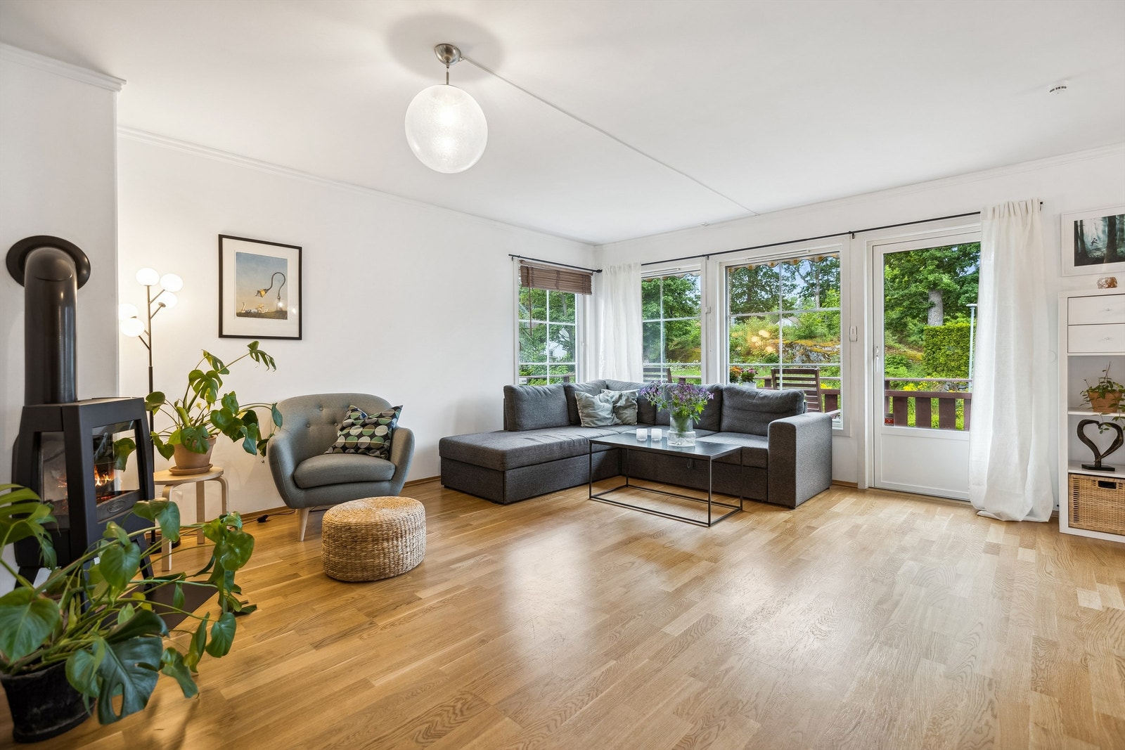 Det er godt med vinduer i stuen som gir et naturlig lysinnslipp inn i rommet, og skaper en god atmosfære Galleribilde